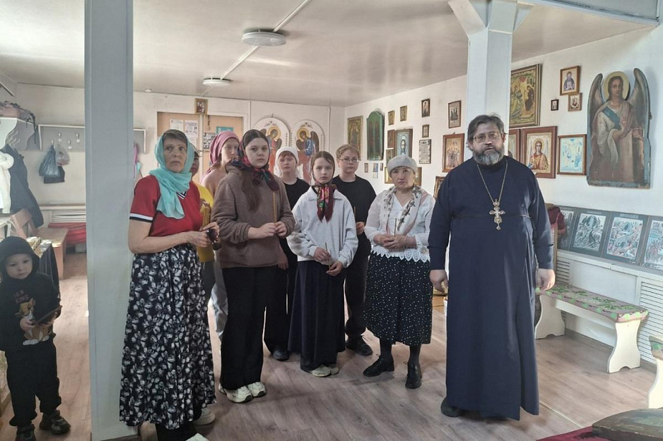 Настоятель макушинского храма провёл экскурсию для местных жителей