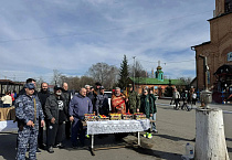 В Кургане возле православного храма в праздник Пасхи собрались люди разных национальностей