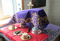 Митрополит Даниил в храме посёлка Смолино совершил Литургию и освятил мёд