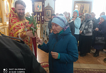 В курганском храме прихожанкам вручили  розы
