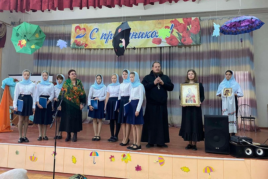 Ученики курганской православной гимназии поздравили подопечных дома-интерната для престарелых с днём пожилого человека