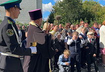 В Кургане настоятель 1 сентября подарил коллективу школы икону
