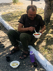 В «Сквере Милосердия» за шесть дней курганские бездомные получили 350 горячих обедов