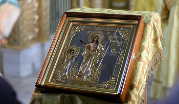 Божественная Литургия в Александро-Невском соборе