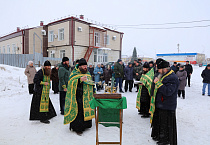 Величественный крест установили на храме села Половинное