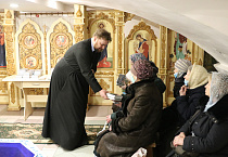 В Кургане активные прихожанки получили в дар православные книги