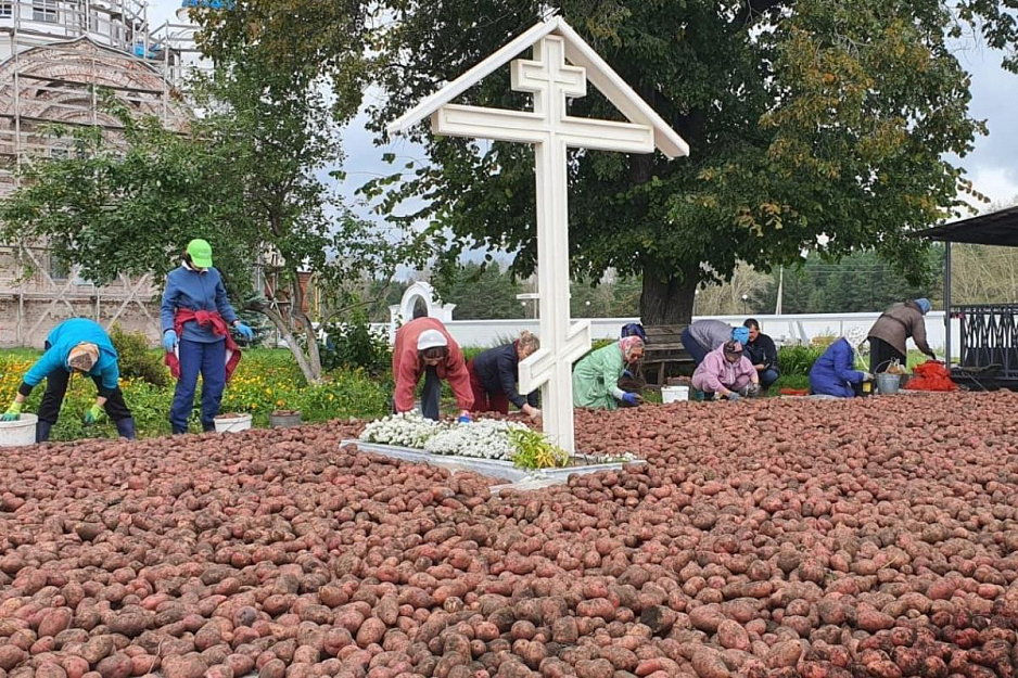 В Верх-Теченском женском монастыре окончена уборка картофеля