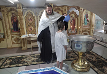 В курганской воскресной школе произошло радостное событие – крещение сразу троих детей