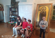 Половинские школьники после экскурсии в храм получили подарки
