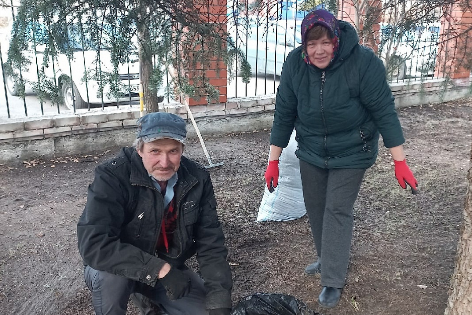 В Введенском храме прошел субботник по благоустройству