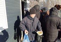 В курганском «Сквере Милосердия» за две недели февраля выдано 600 булок хлеба