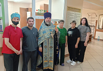 В Кургане настоятель Пантелеимоновского храма освятил отделения в двух лечебных учреждениях