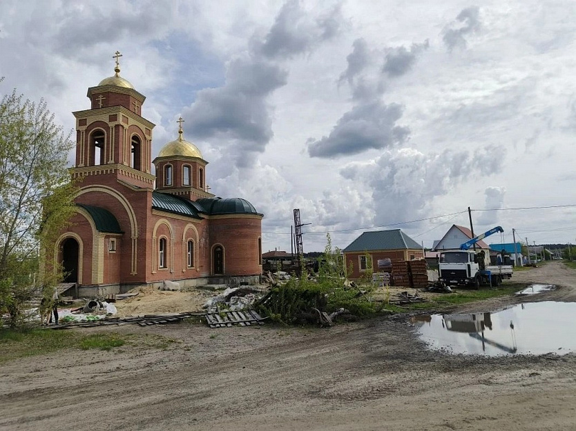 В Глядянском на субботнике убрали временный забор вокруг строящегося храма