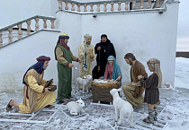 В приходах Курганской епархии праздник Рождества Христова отметили весело и с выдумкой