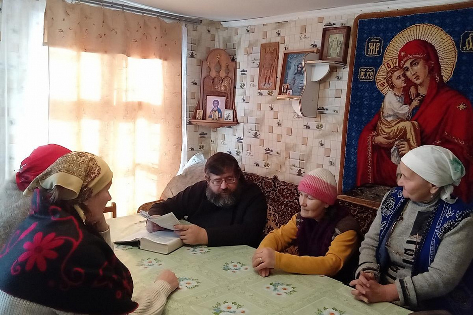 В Макушино на Михайло-Архангельском приходе читают Библию и готовятся к Рождественской ёлке