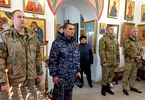 В Кургане представители Росгвардии и подшефные школьники навели порядок на территории Пантелеимоновского храма