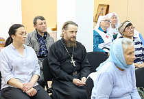 К курганским православным волонтёрам приехала основоположник движения «Парикмахер добра»