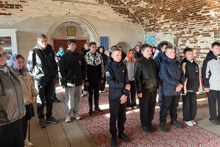В Белозерском районе школьники посетили старинный Свято-Никольский храм