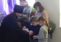 Прихожане Богоявленского храма города Петухово поздравили местных жителей с Рождеством