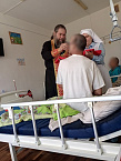 Пациенты хосписа в селе Садовое причастились Святых Таин в пасхальные дни