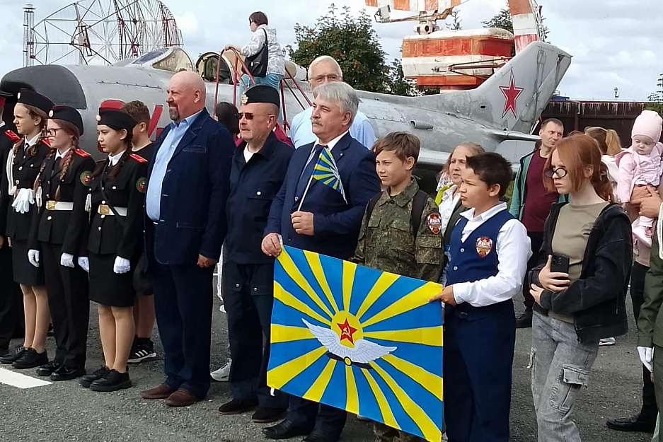 Курганские гимназисты в праздник посетили авиамузей