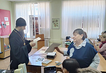 В Кургане священник поблагодарил коллектив школы за участие в совместных делах 