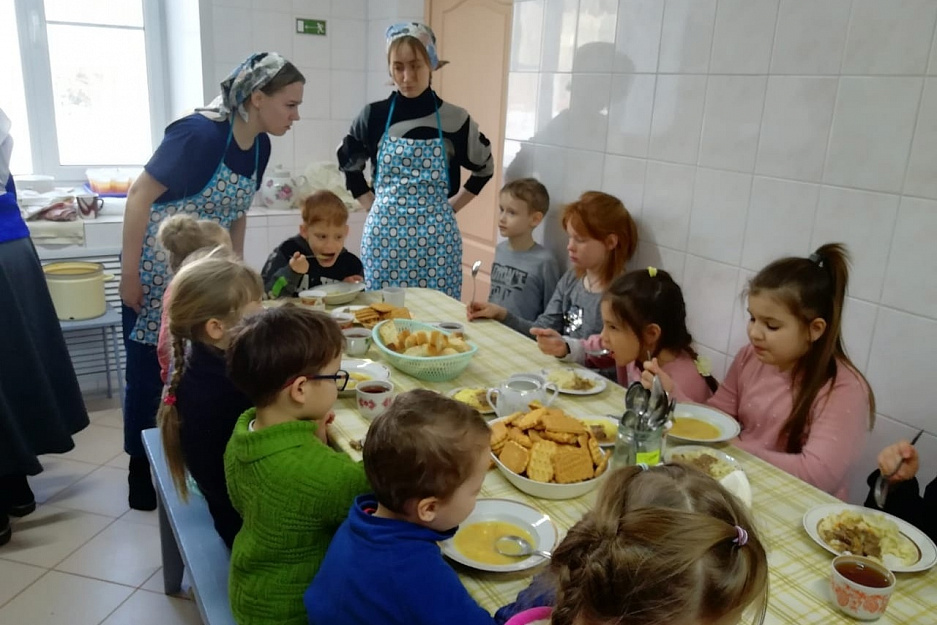 Участники курганского проекта «Школа милосердия» продолжают радовать юных прихожан вкусными обедами