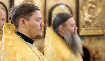 Воскресная литургия в Александро-Невском соборе