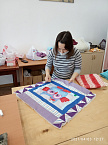 Участницы швейной мастерской «Нить добра» научились шить лоскутные одеяла