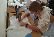 В Кургане участницы проекта "Швейная мастерская "Нить добра" сшили крестильные рубашки