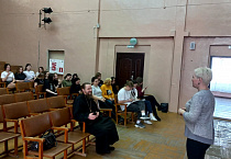 В Кургане священник побеседовал со студентками о женской природе