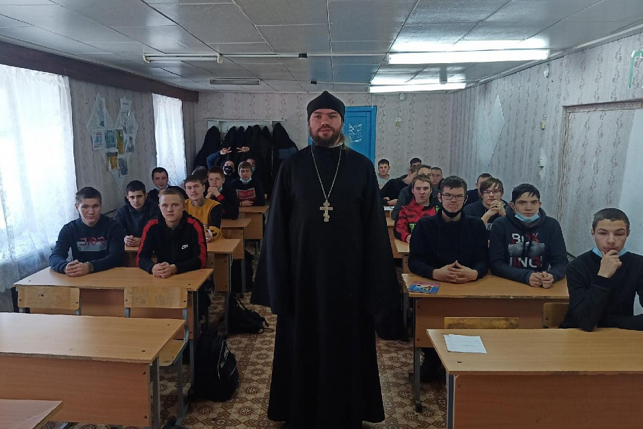 Мокроусовский священник встретился со студентами местного техникума