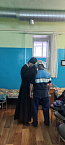 В курганском сквере милосердия священники проводят беседы с нуждающимися