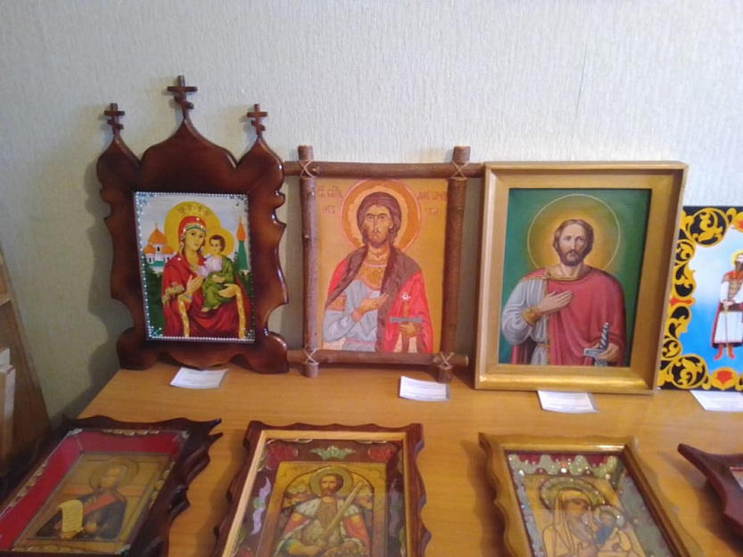 Выставка необычных икон прошла в курганском приходе
