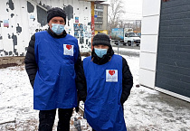 Курганский священник провёл беседы со страждущими в Сквере Милосердия
