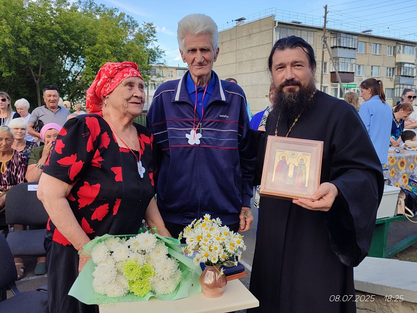 Зауральский священник поздравил с Днём семьи супругов, проживших вместе 60 лет