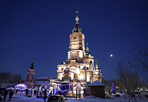 Главный собор Кургана украсили к празднику Рождества Христова