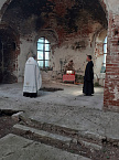 В Зауралье православные волонтёры убрали мусор в полуразрушенном  сельском храме