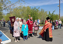 В городе Петухово священник возложил венок к обелиску воинов, погибших за Родину
