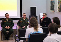 В Кургане священник принял участие в патриотическом «Диалоге с героями»