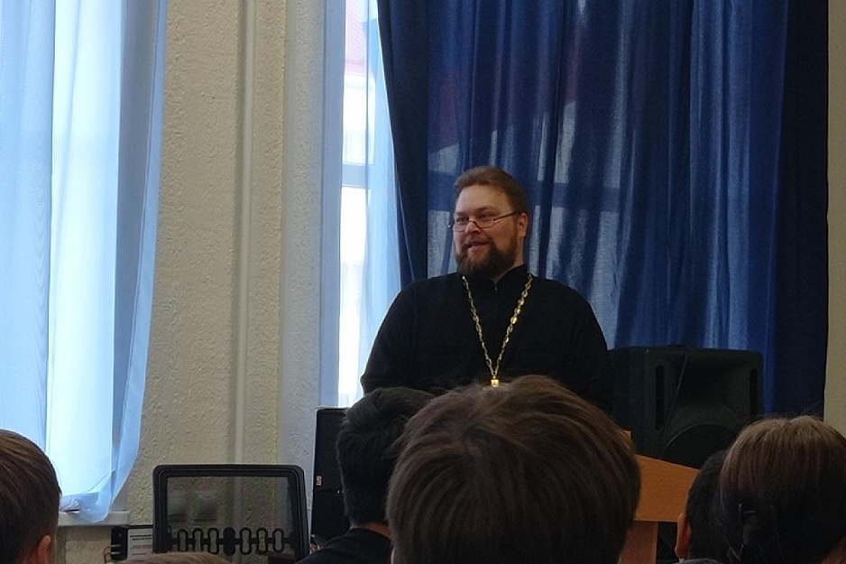 Курганский священник говорил о добре и зле с воспитанниками Центра образования