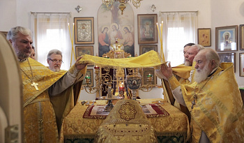 Литургия в день памяти свтт. Гурия, архиеп. Казанского, и Варсонофия, еп. Тверского