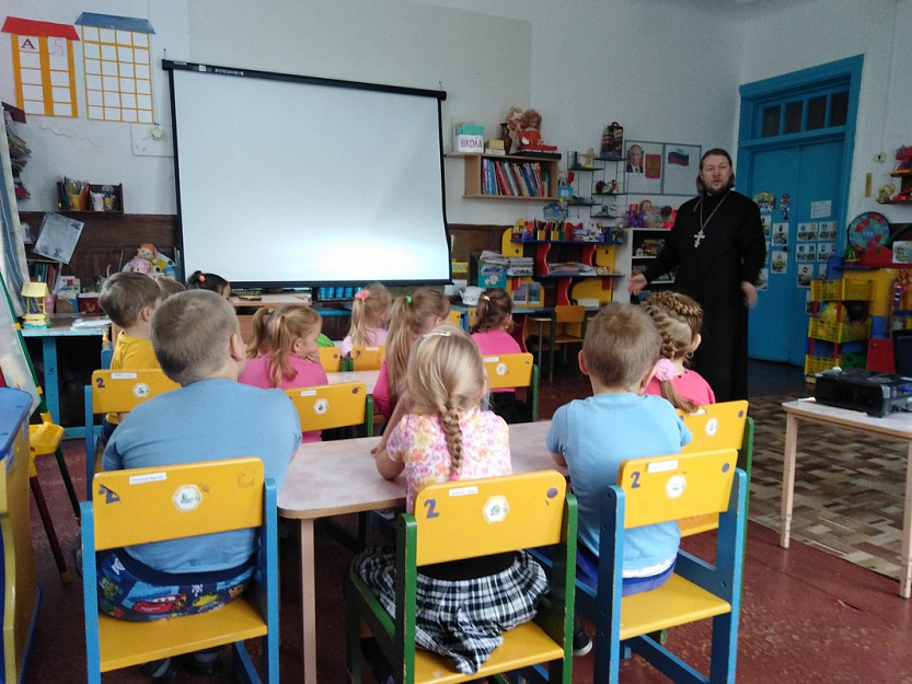 Дети из села Мостовское посмотрели мультфильмы о небесном воине