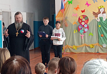 В Зауралье священник принял участие в школьном празднике