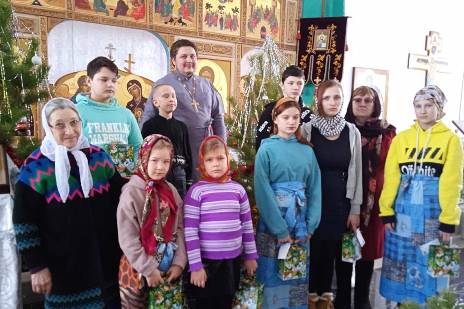 В зауральском  храме Илии Пророка дети отпраздновали  Рождество Христово