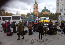 В Кургане священник благословил  мобилизованных зауральцев