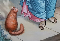В храме села Частоозерья  возле фрески с рыжим котом установлен  детский подсвечник
