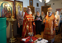 В Варгашинском храме освятили воду и окропили ею прихожан