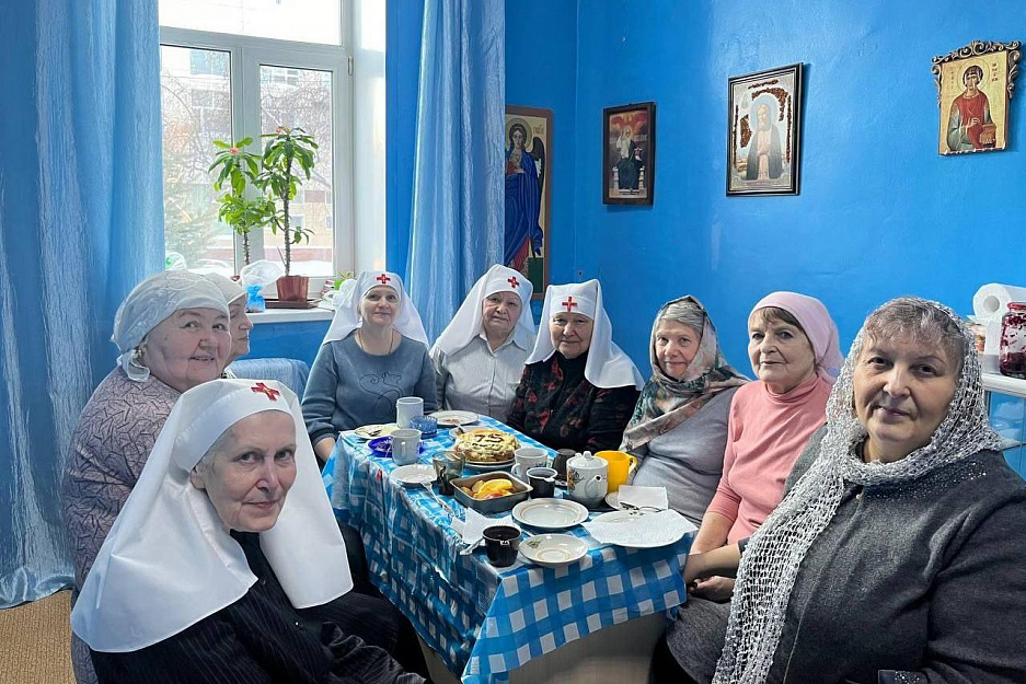 В Кургане сестру милосердия поздравили с юбилеем
