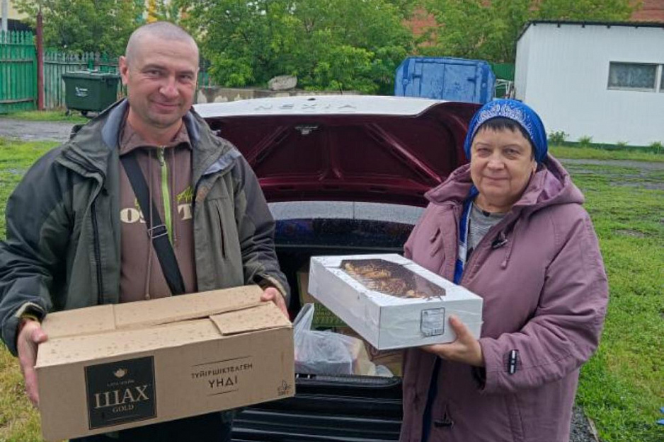 В Кургане прихожане Покровского храма сшили повязки «Свой – чужой» для бойцов СВО